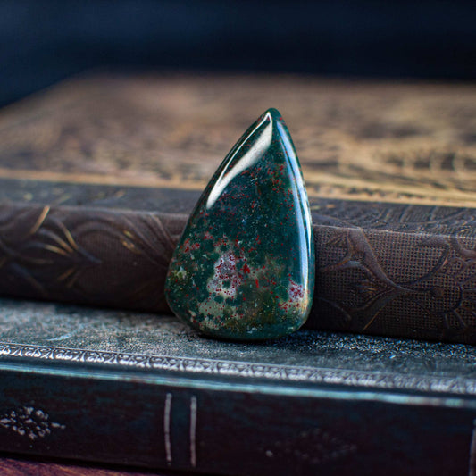 Cabochon Goutte en Jaspe Héliotrope | ’Pierre de Sang’