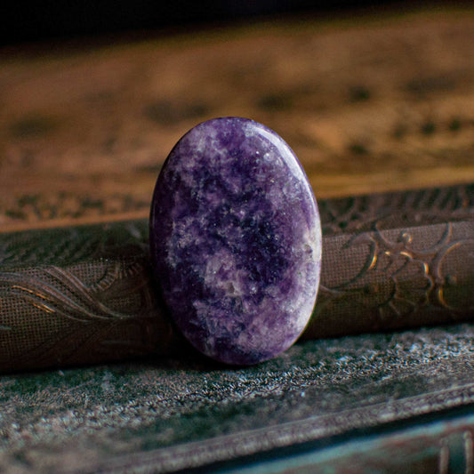 Cabochon Ovale en Lépidolite | Calme & Réconfort